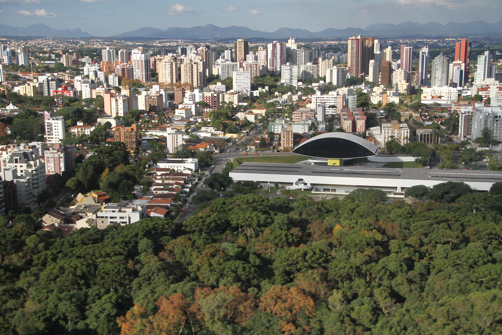 Curitiba - A capital do estado do Paraná e a maior cidade atendida pelo código de área 260.
Londrina - Uma das principais cidades do interior do Paraná.