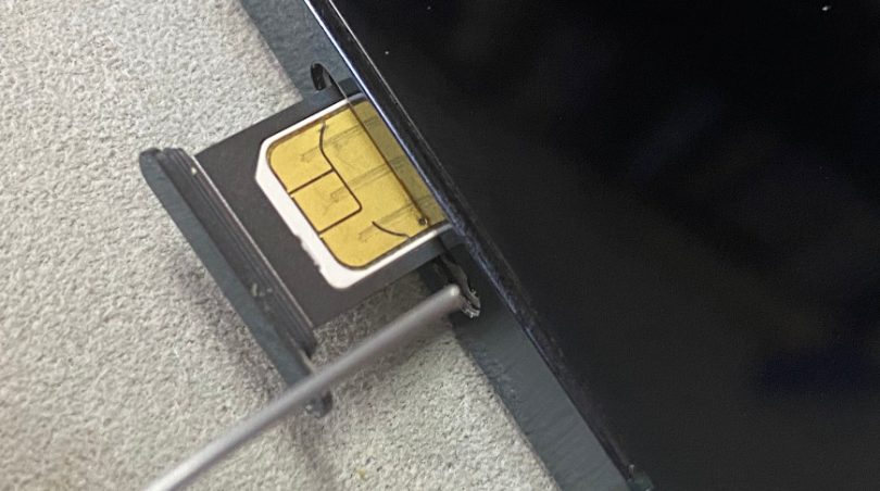 Desligue o dispositivo e remova a bandeja do cartão SIM usando a ferramenta de ejeção.
Verifique se o cartão SIM está inserido corretamente na bandeja e se a bandeja está devidamente colocada no dispositivo.