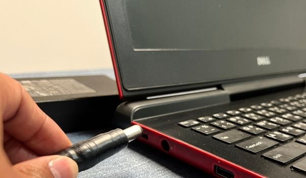 Desligue o laptop Dell e desconecte todos os dispositivos externos.
Remova a bateria do laptop (se possível) e desconecte o adaptador de energia.