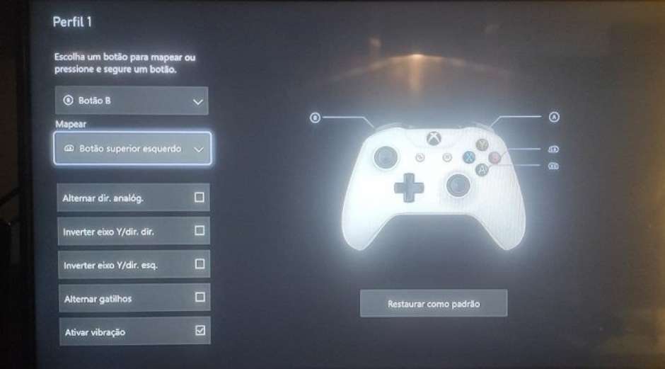 Pressione o botão Xbox no controle para abrir o painel.
Navegue até a opção Configurações.