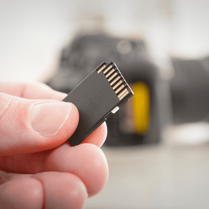 Verifique a compatibilidade: Certifique-se de que o cartão SD é compatível com o dispositivo em que está sendo usado.
Limpe o cartão SD: Use um pano limpo e seco para remover qualquer sujeira ou poeira do cartão SD.