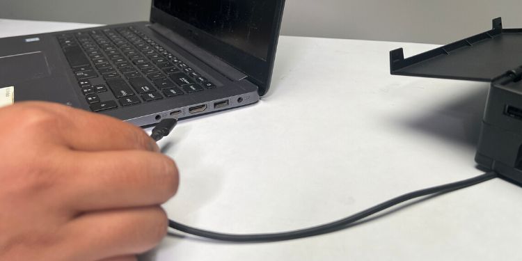 Verifique se a porta USB está funcionando corretamente.
Conecte o dispositivo USB em outra porta USB do computador.